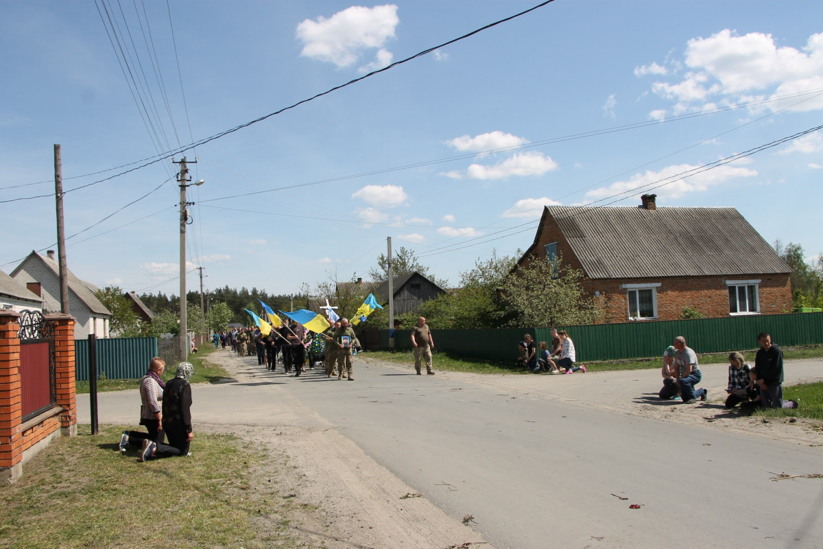 Дві донечки ніколи більше не побачать татка: напередодні Великодня на Волині попрощались з Героєм Олександром Муковським