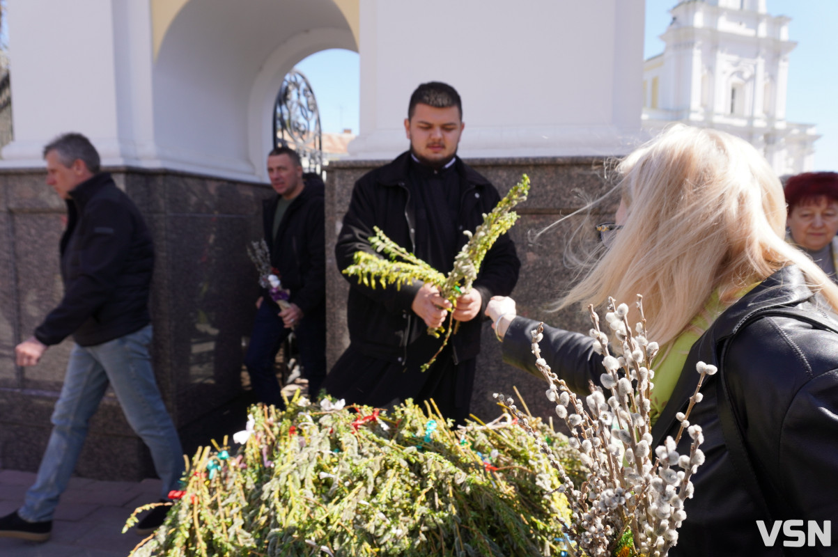 Сотні вірян прийшли освячувати вербу у головний собор Луцька. Фоторепортаж