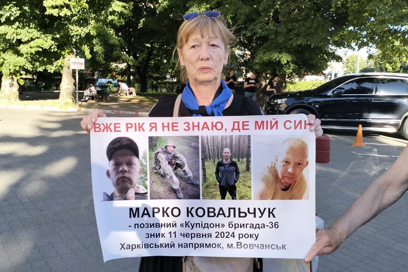 Волиняни зустріли звільненого з російського полону військового Михайла Данилюка