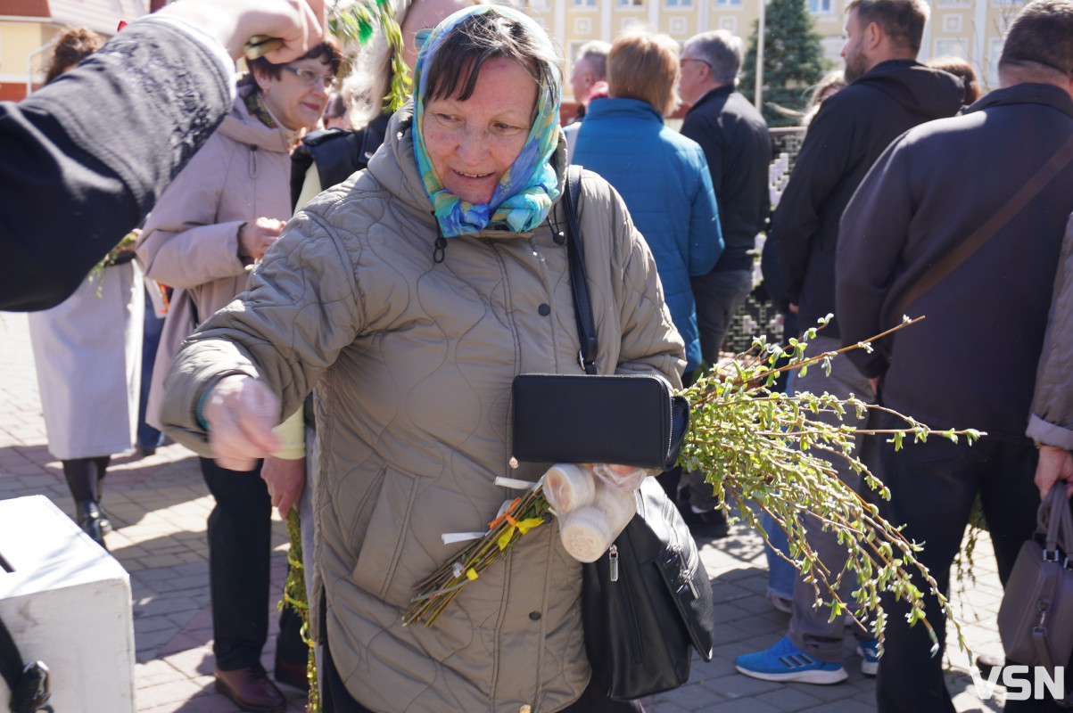 Сотні вірян прийшли освячувати вербу у головний собор Луцька. Фоторепортаж