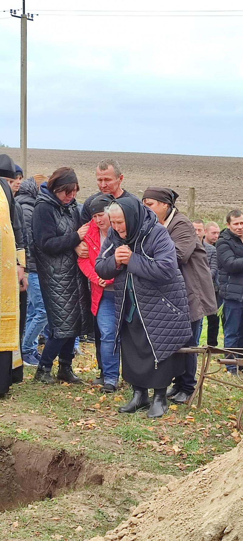 Зійшлося усе село: поховали 29-річного сапера з Луцького району Віталія Костюка. Фото