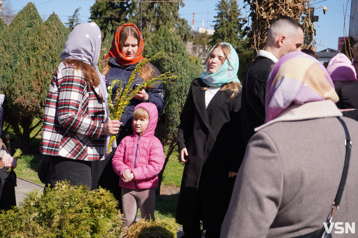 Сотні вірян прийшли освячувати вербу у головний собор Луцька. Фоторепортаж