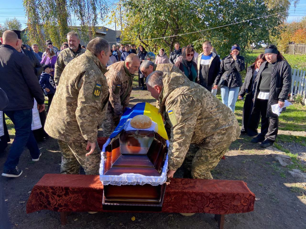 Рідні понад два роки чекали на повернення: на Волині поховали Віктора Атосіна