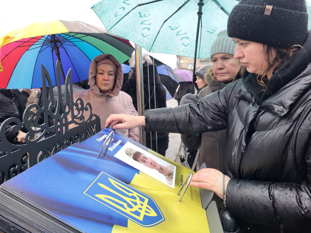 «Ми чекаємо Вас»: у Ковелі відкрили інсталяцію-книгу, присвячену полоненим і зниклим захисникам