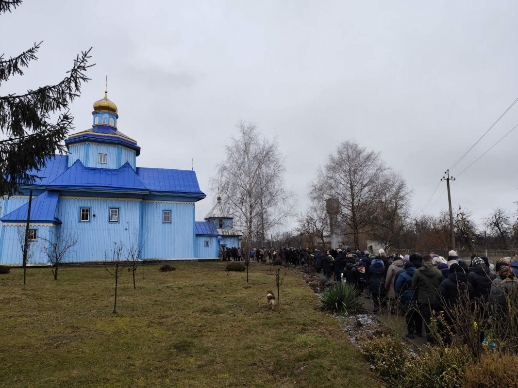 Назавжди додому «на щиті»: на Волині в останню дорогу провели полеглого солдата Сергія Жданя