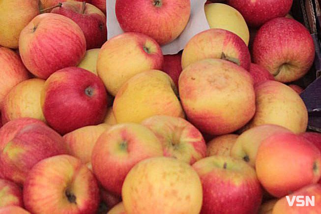 Скільки коштують яблука та груші на ринку у Луцьку?