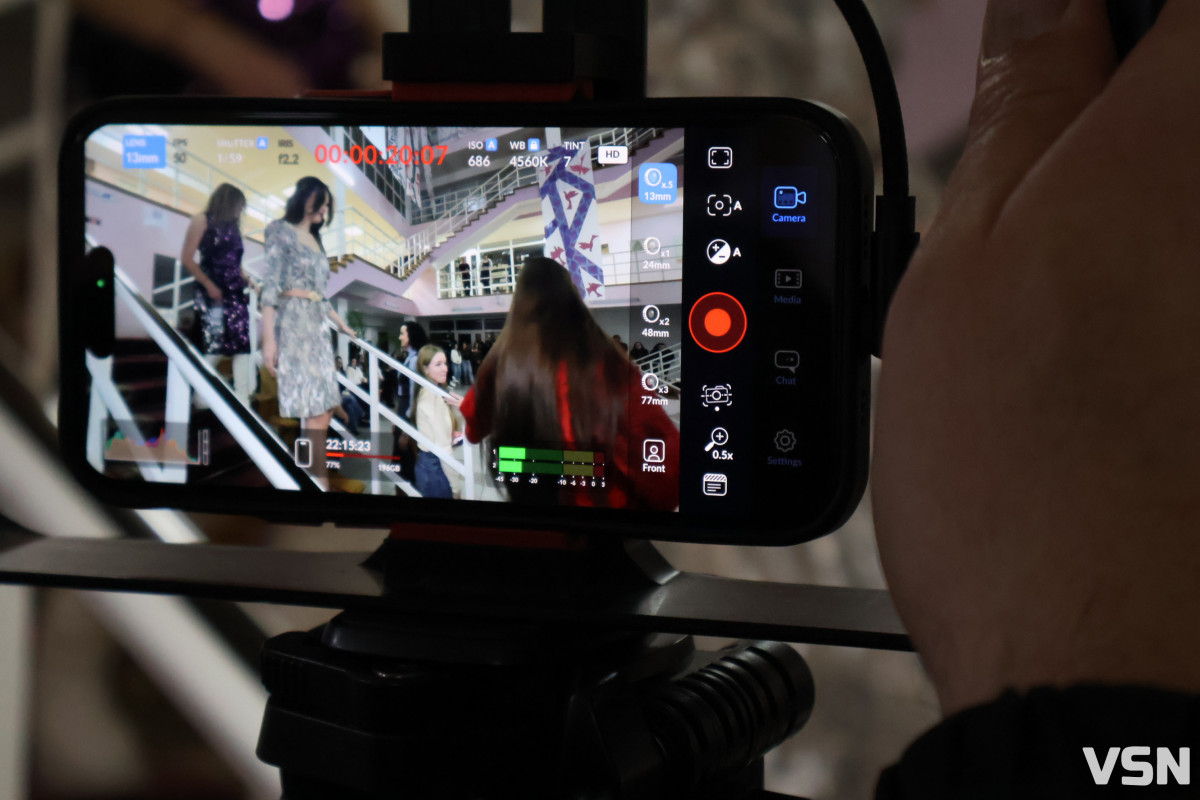 «Намальована надія»: ветеранка війни з Луцька презентувала колекцію суконь