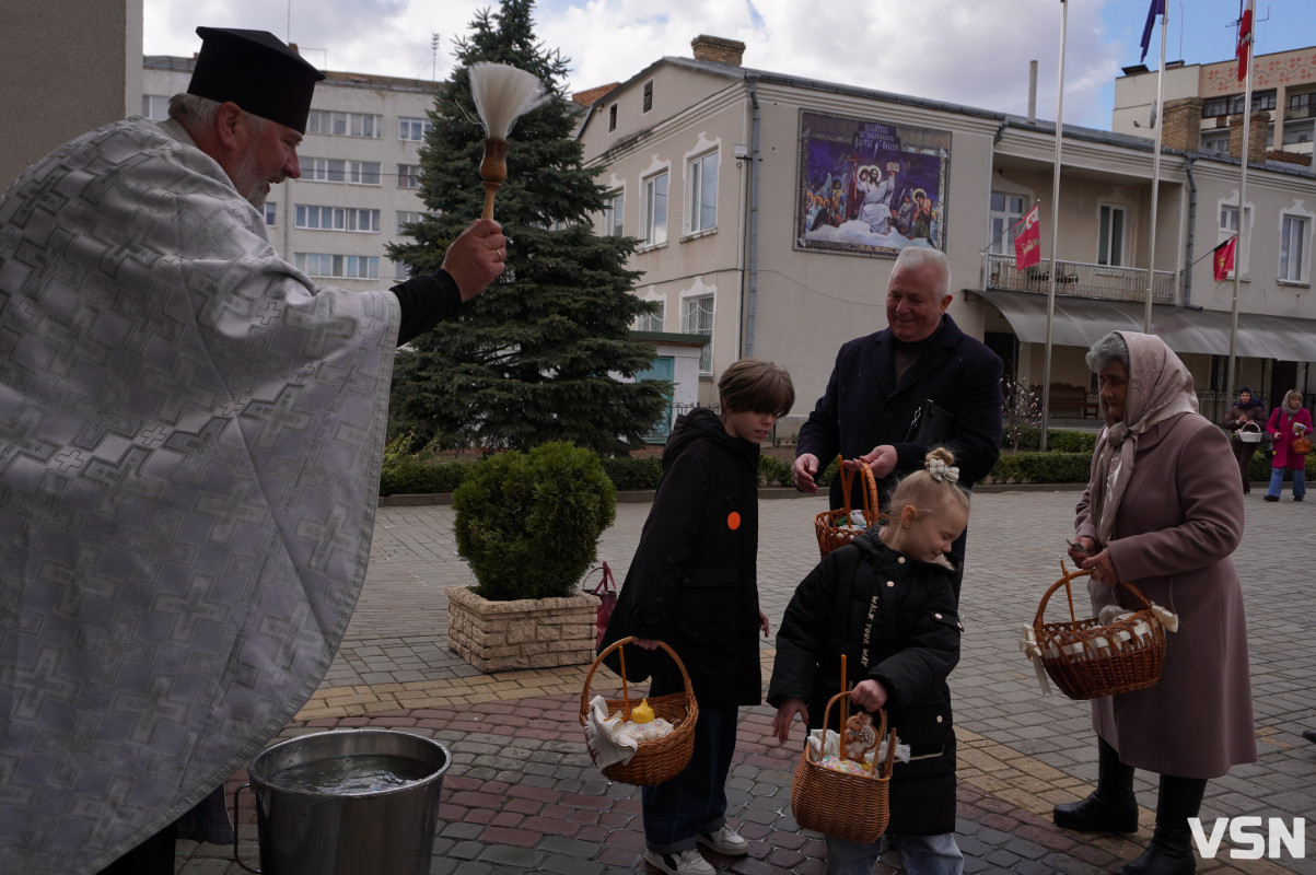 Як у Луцьку освячують Великодні кошики? Фоторепортаж