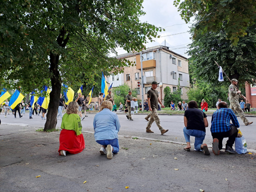 «Мамуль, не переживай, у медиків найменше шансів загинути на війні»: на Волині попрощались з Героєм Віталієм Кухарчуком