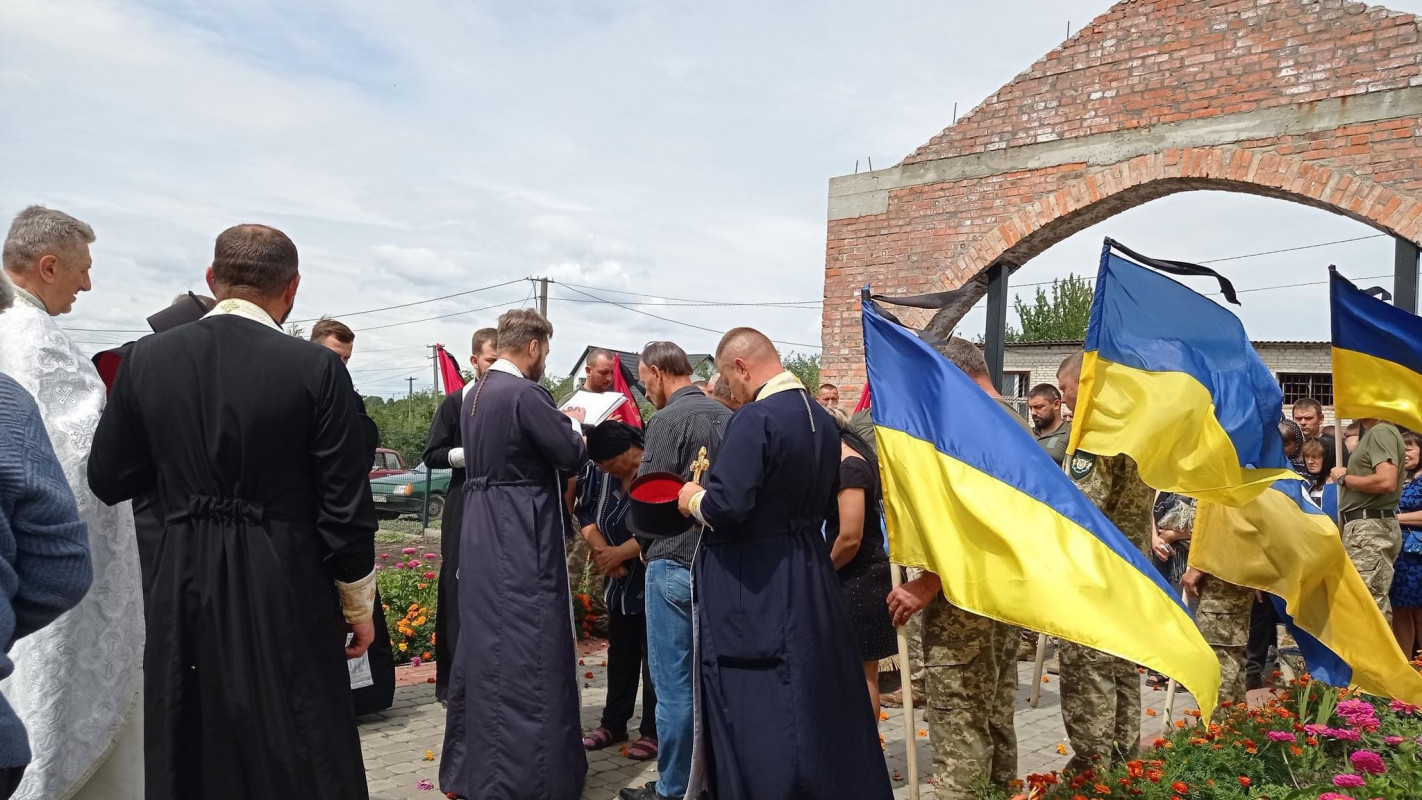 Діти залишились без батька: на Волині попрощалися з Героєм Валентином Ошайком