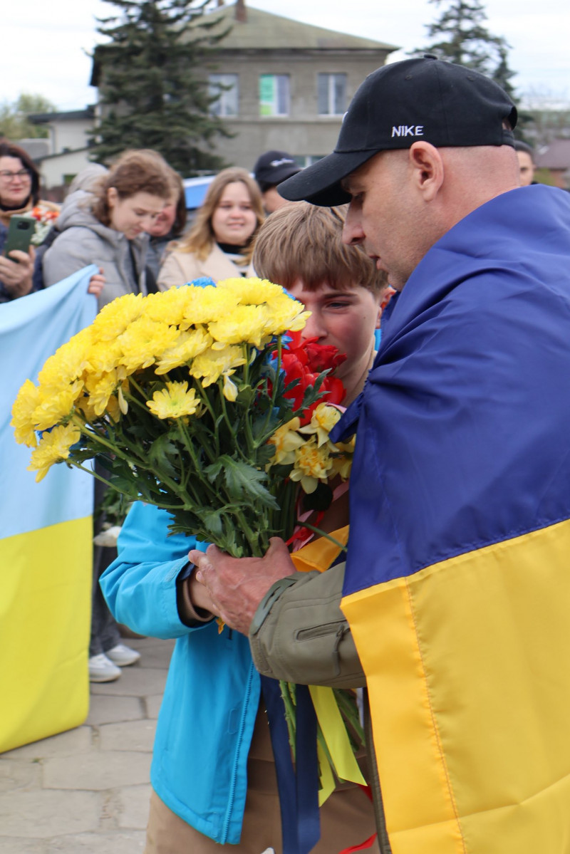 У прикордонному місті на Волині зустріли звільненого з полону військового Андрія Жолоба