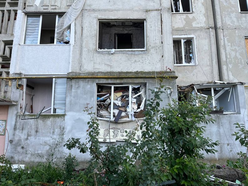 У Луцьку демонтують секції пошкодженого під час атаки РФ будинку