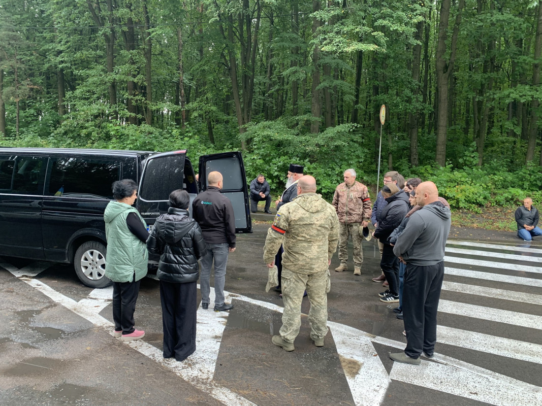 Овдовіла дружина, без батька залишилися син і донечка: на Волині попрощались з Героєм Олександром Мишком