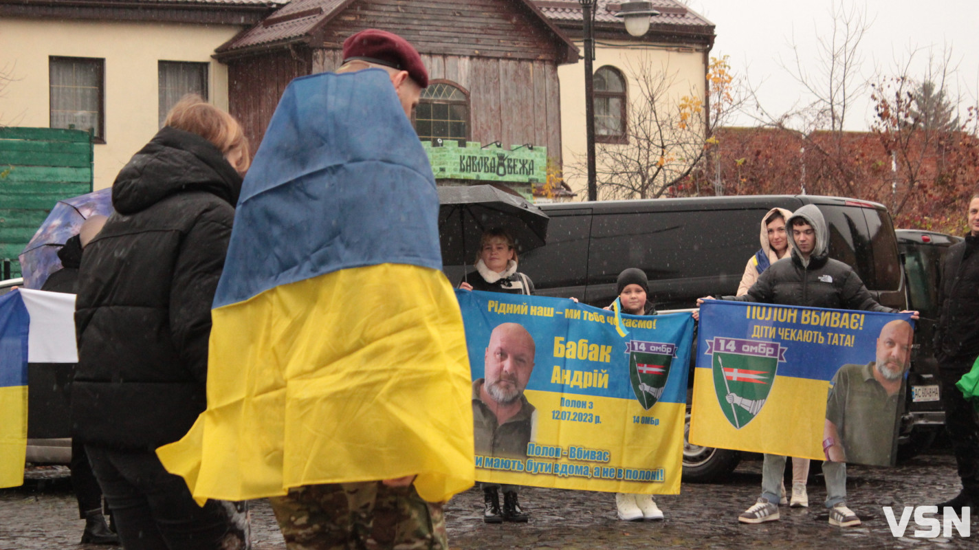 Після трьох років полону у Луцьку зустріли захисника Віталія Глєбова
