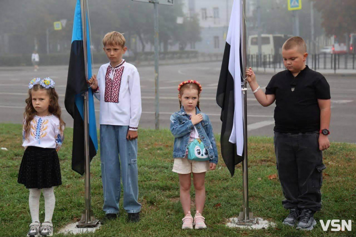 У Луцьку відкрили фотостенд «Живемо з надією. Пам’ятаємо. Чекаємо» зі світлинами безвісти зниклих воїнів