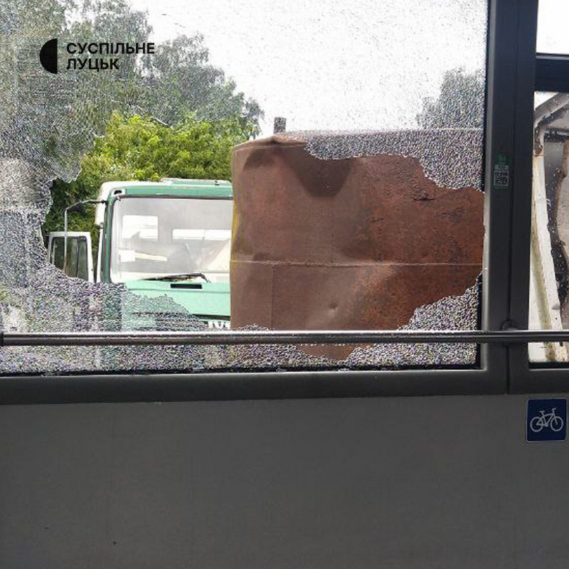 Знесені покрівлі, пошкоджені автобуси, знищена теплиця та повалені дерева: наслідки негоди у селі поблизу Луцька