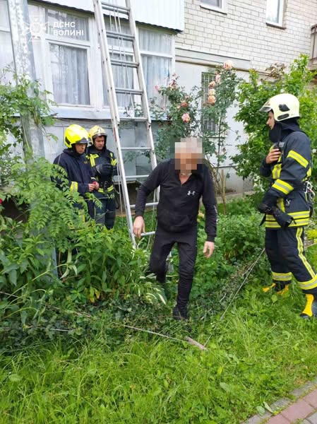 У Луцьку рятувальники зняли чоловіка з балкону третього поверху