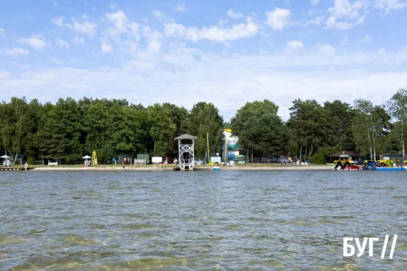 Світязь стрімко міліє: за рік вода відступила на десятки метрів — фото