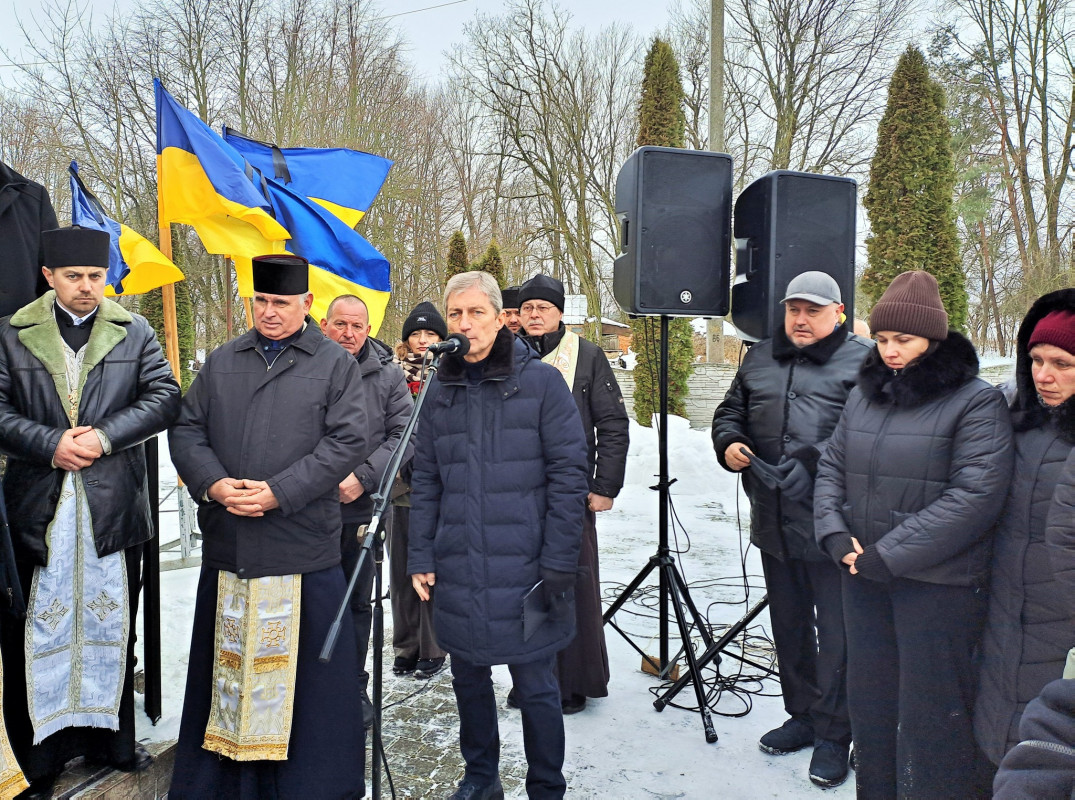 Зійшлося усе село: на Волині попрощалися з молодим Героєм Ігорем Тимоніком