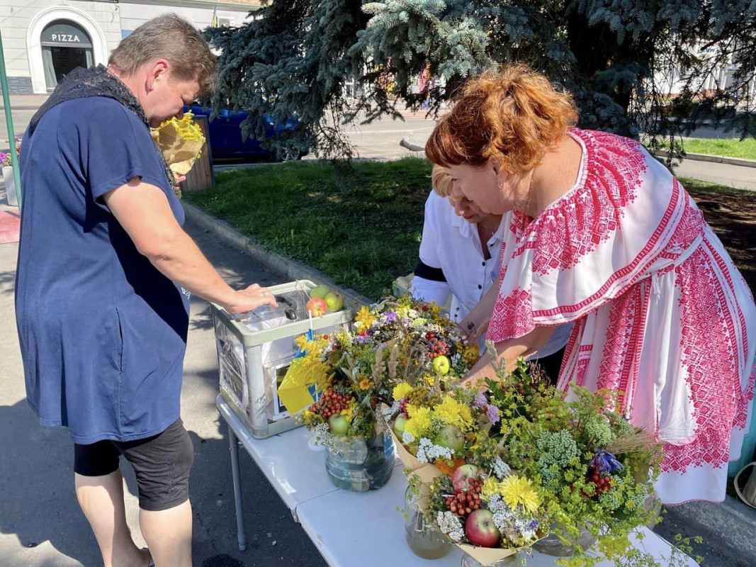 У Нововолинську продавали спасівські букети, щоб допомогти ЗСУ