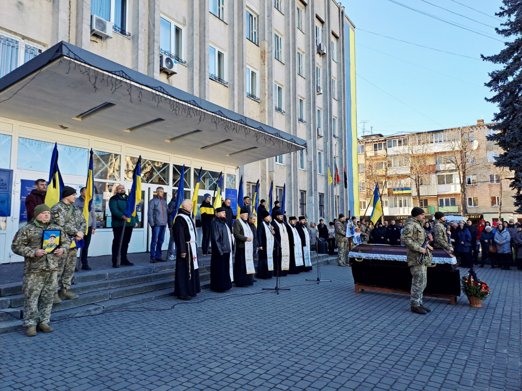 Коровай ділили на кладовищі: на Волині попрощалися з Героєм Максимом Хецером