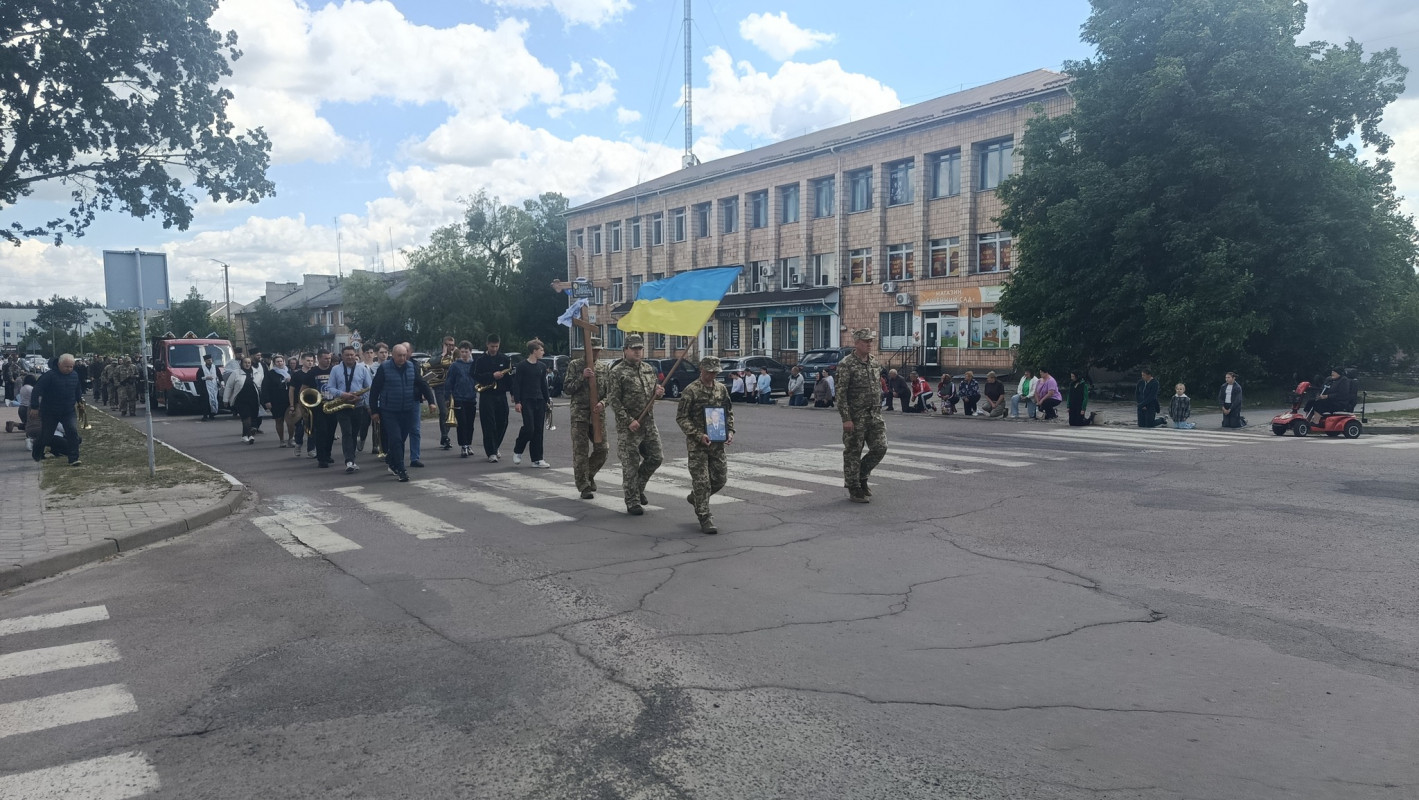 Біль втрати, що не стихає: у громаді на Волині провели в останню дорогу підполковника Повітряних сил України Юрія Халика