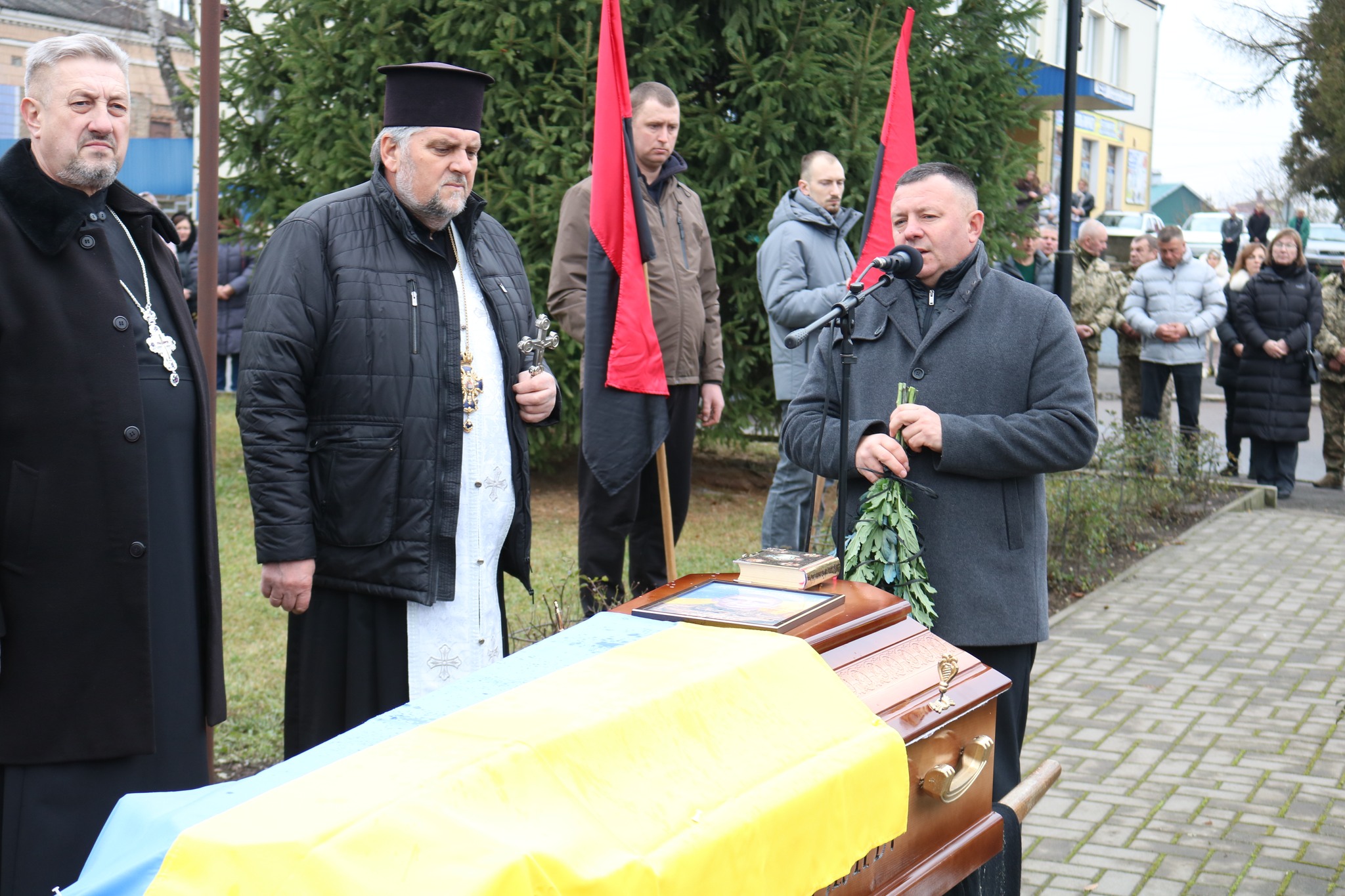 Ворожий дрон обірвав життя: на Волині попрощалися з Героєм Олександром Вихневичем