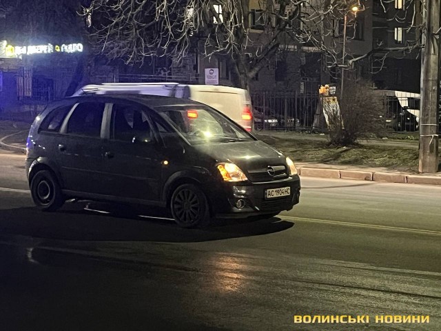 У автівки повністю розбитий капот. у Луцьку сталась ДТП