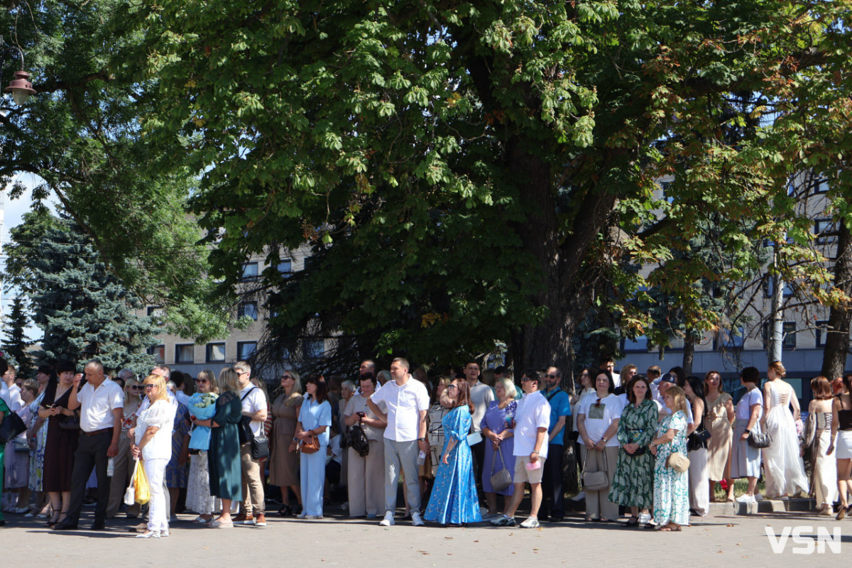 Понад 300 медалістів: у центрі Луцька урочисто нагородили найкращих випускників 2026 року