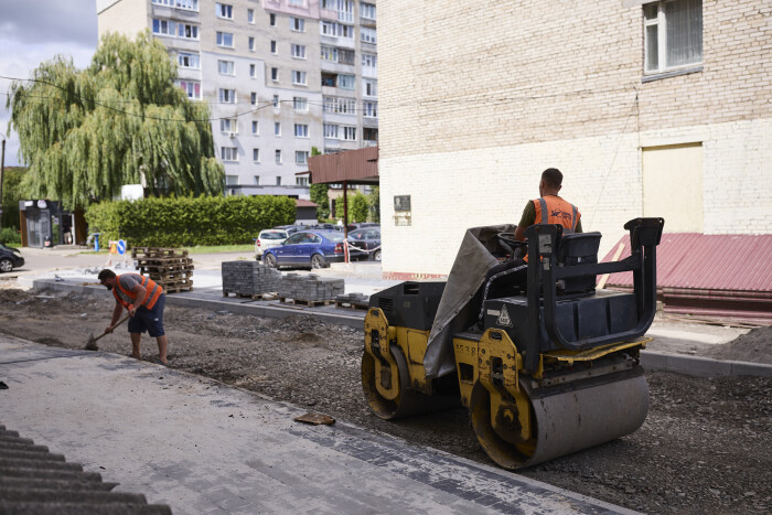У Луцьку ремонтують двори й тротуари: де роботи вже на фініші