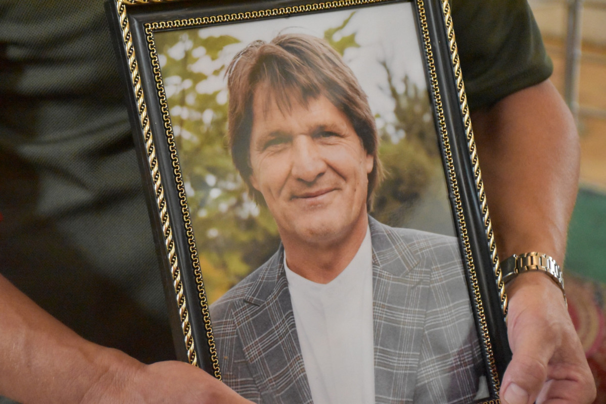 «Тато був моїм найкращим другом»: у Луцьку навколішки і з квітами попрощалися із Героєм Олегом Даньком