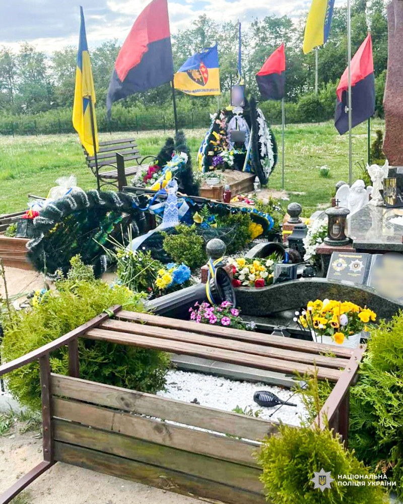 Поблизу Дубно вандали потрощили могили захисників України