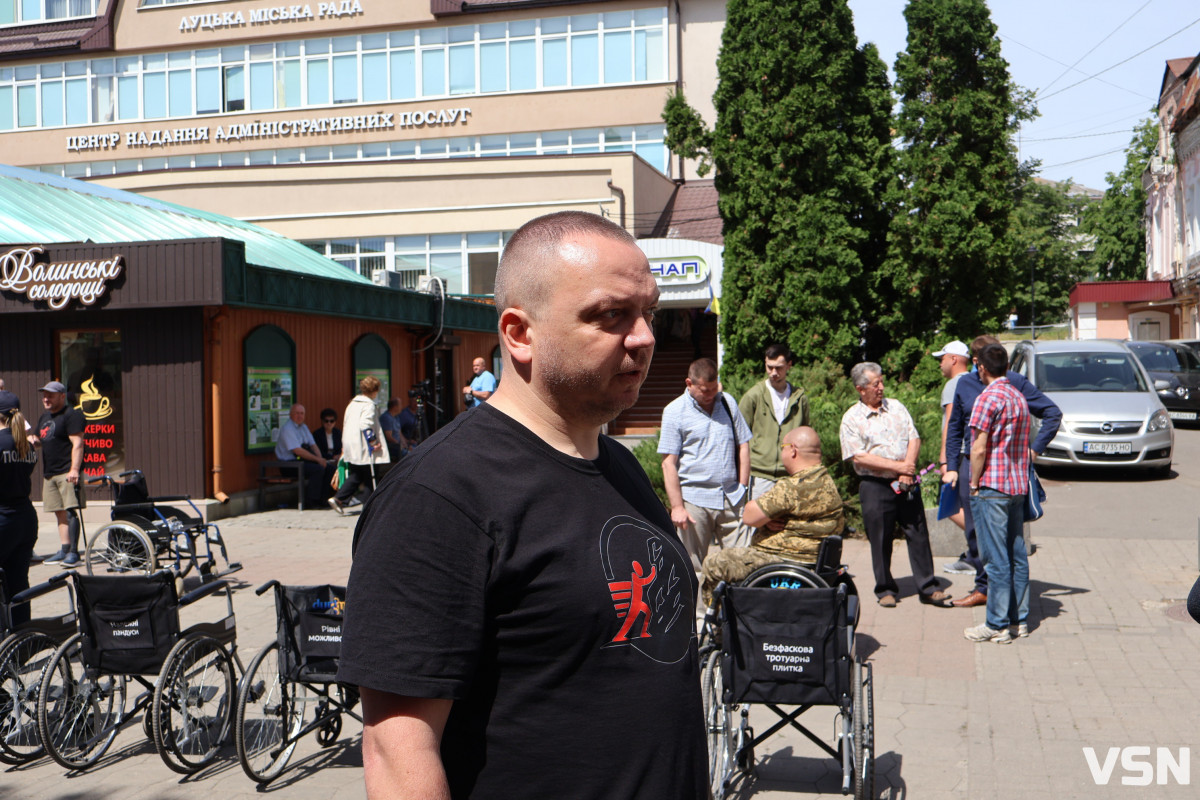 У центрі Луцька посадовці вчилися долати бордюри у кріслах колісних. Фото