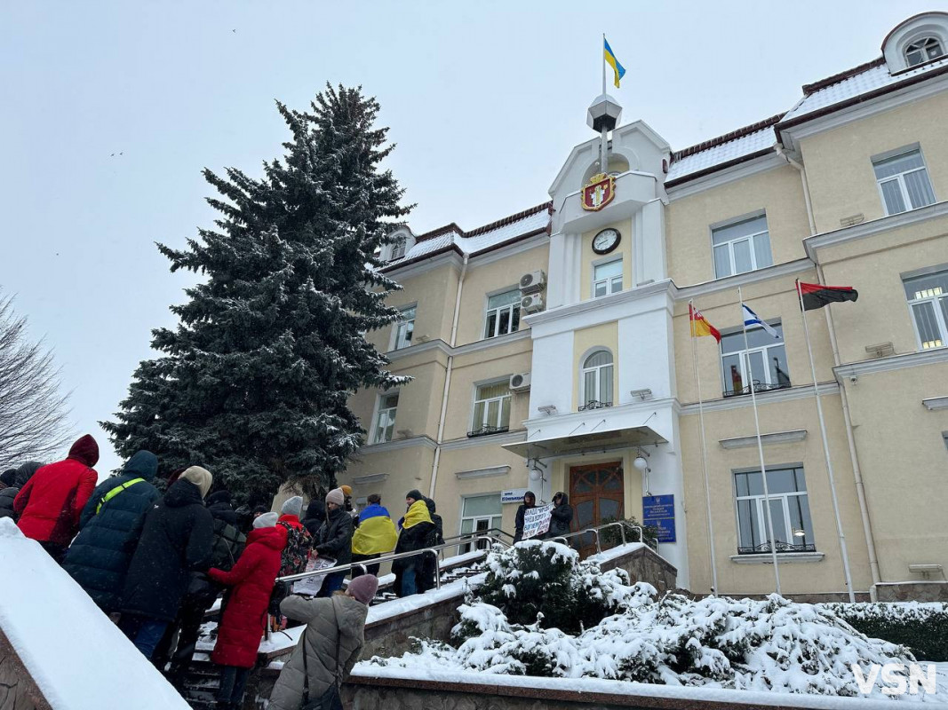 Півмільярда на ЗСУ: біля Луцькради знову пікет