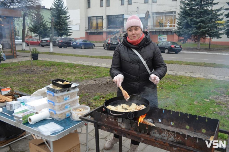 У місті на Волині на благодійному ярмарку зібрали майже 120 тисяч гривень для ЗСУ. Фоторепортаж