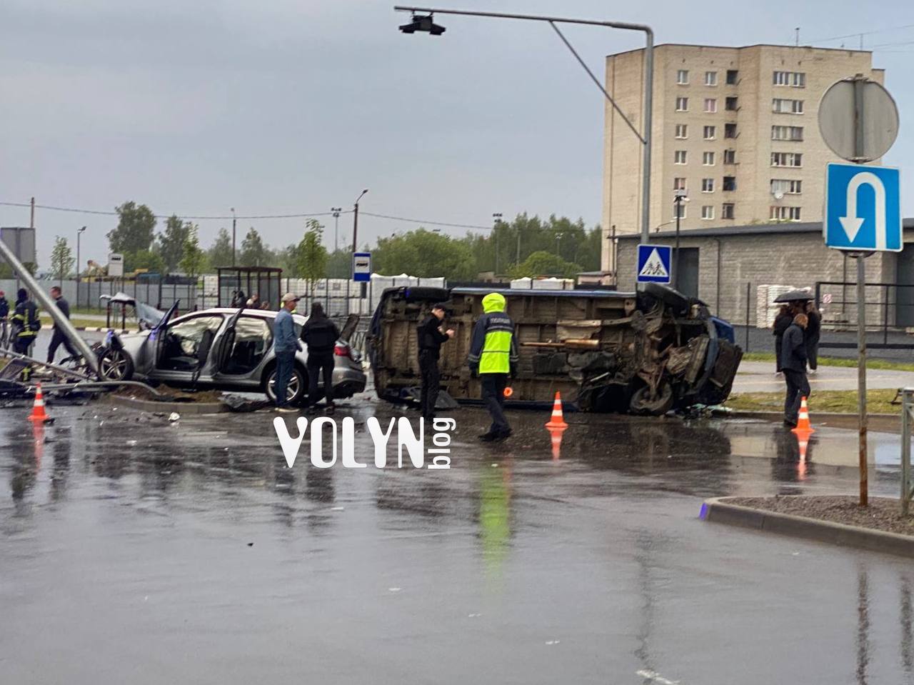 У місті на Волині зіткнулися «Ауді» й мікроавтобус: бус перекинувся, авто - розтрощене