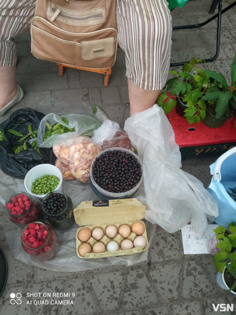 Скільки коштує полуниця та малина на ринку на Волині?