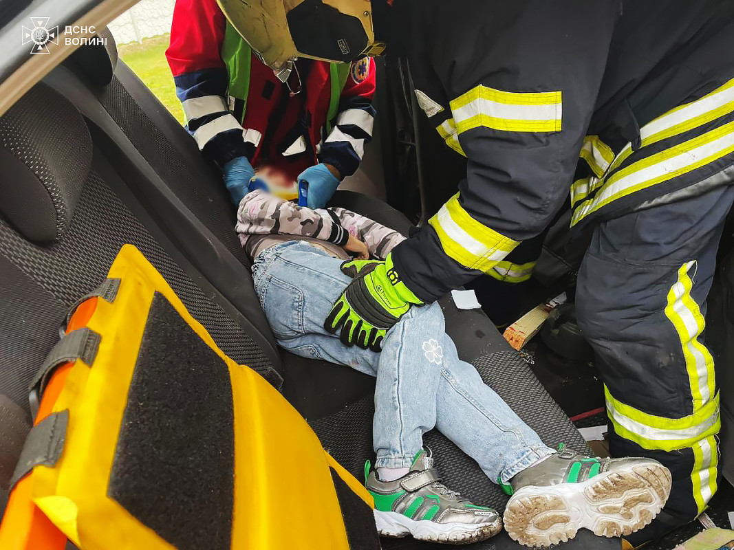 7-річну дівчинку госпіталізували у важкому стані: деталі смертельної ДТП на Волині
