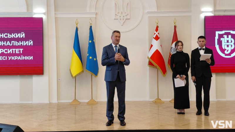 У Луцьку відбулася посвята першокурсників медфакультету: 220 студентів одягнули білі халати