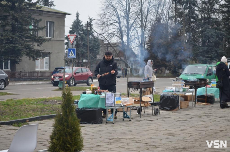 У місті на Волині на благодійному ярмарку зібрали майже 120 тисяч гривень для ЗСУ. Фоторепортаж