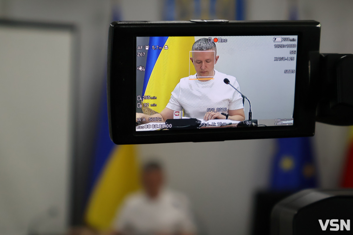 Флешмоб «Шкарпетуйся» і кадрові рішення: що відбулося на 90-й сесії Луцької міськради. Фоторепортаж