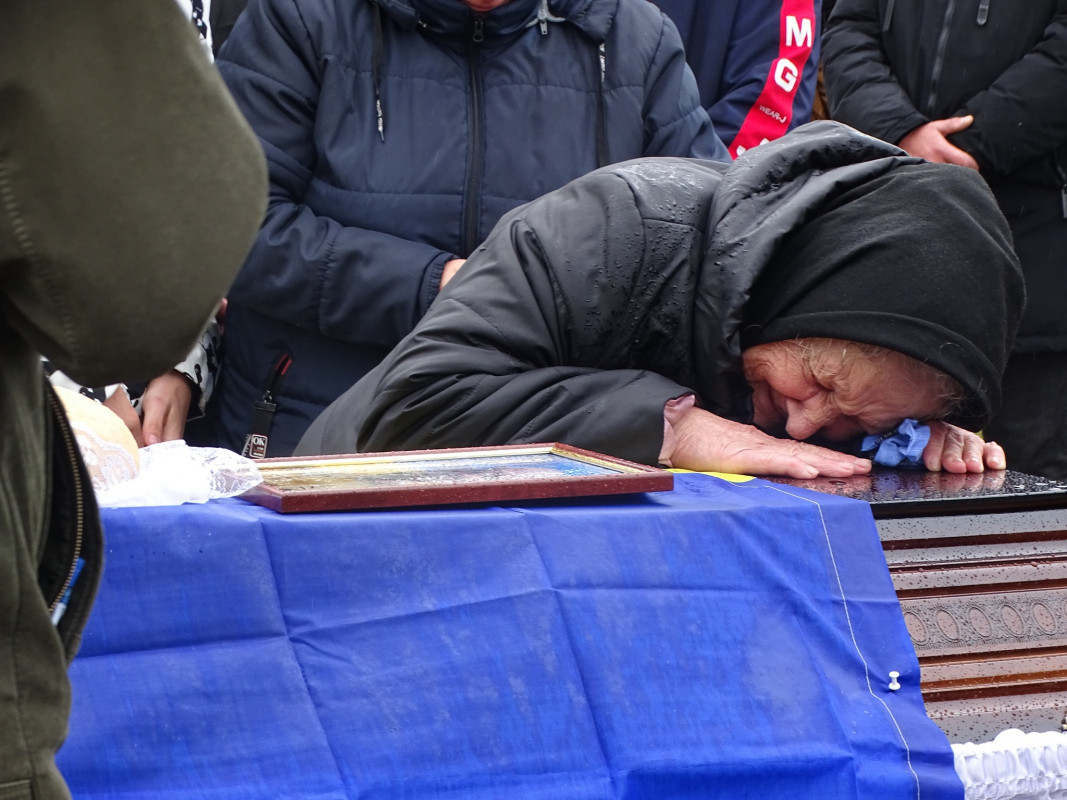 Повернувся до рідного дому «на щиті»: на Волині в останню дорогу провели Героя Сергія Гручину