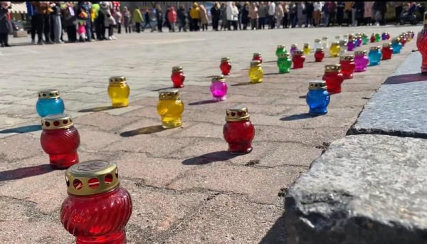 На Волині діти виклали іграшками слово Буча