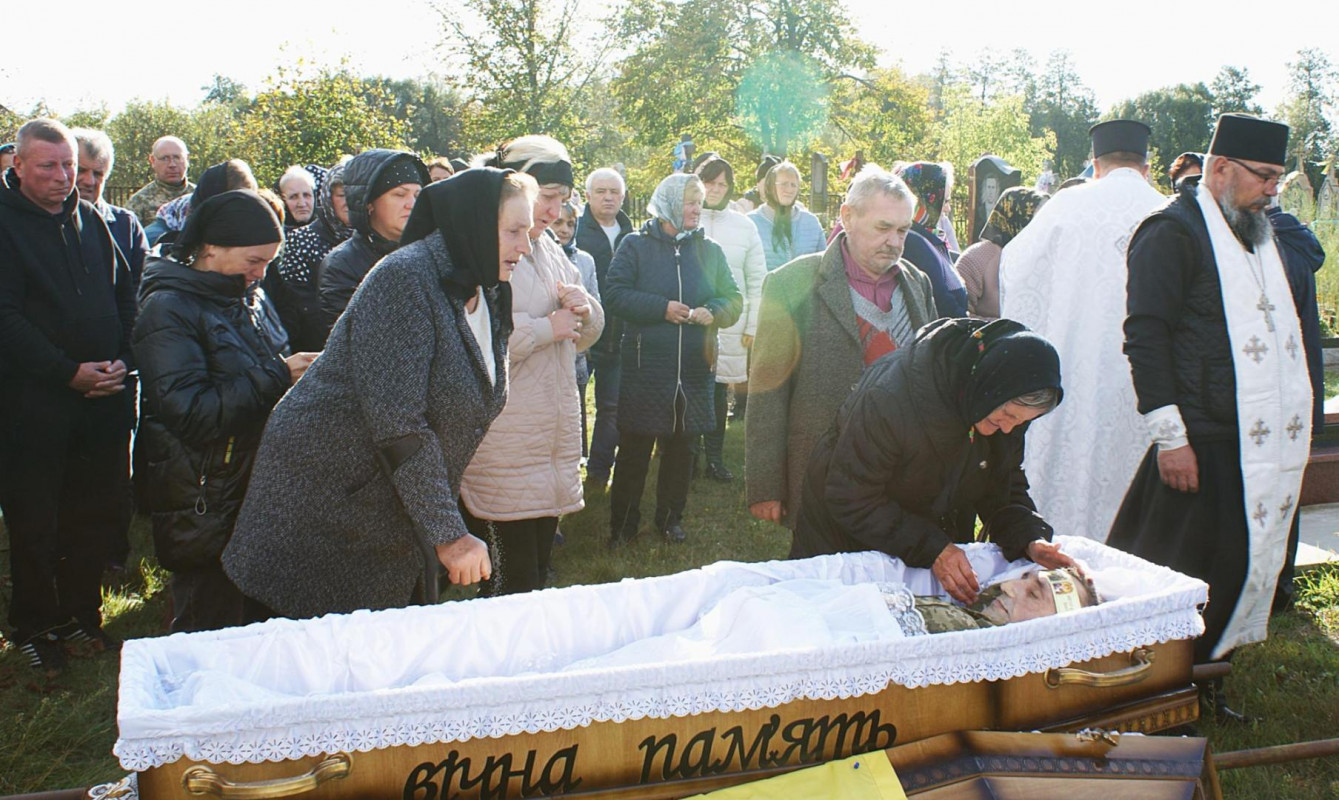 Рік тому одружився і мріяв про спільне майбутнє з коханою: на Волині поховали захисника Руслана Романюка