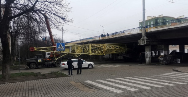 Під мостом у Луцьку затисло будівельний кран