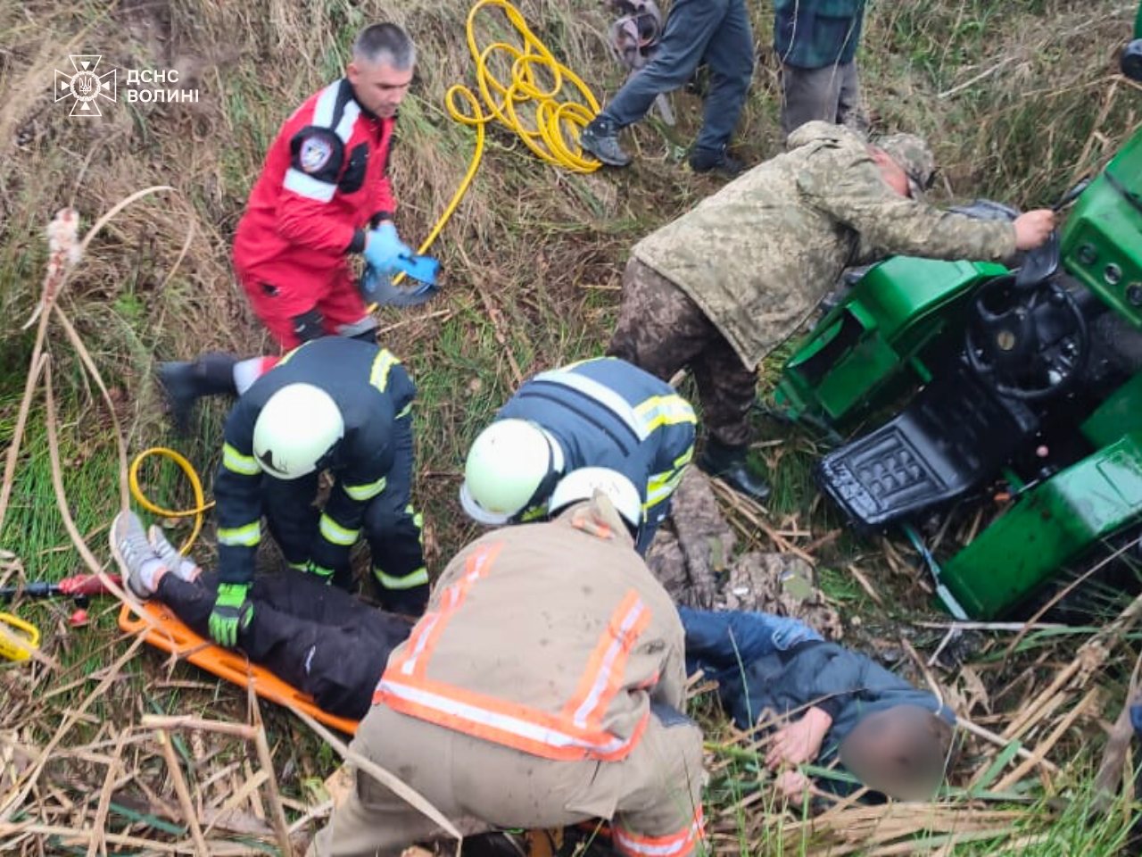 ДТП на Волині: двох людей затиснуло трактором