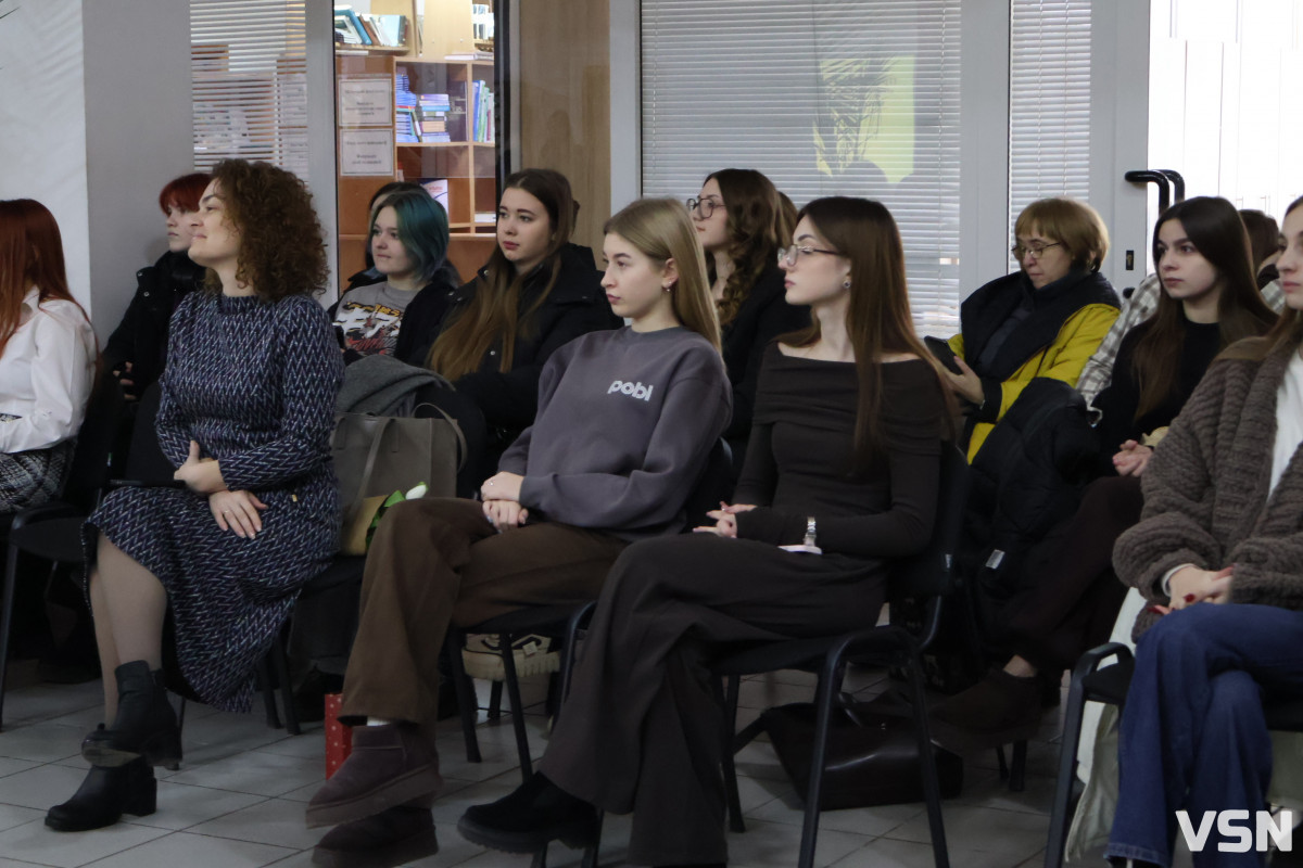 «Намальована надія»: ветеранка війни з Луцька презентувала колекцію суконь