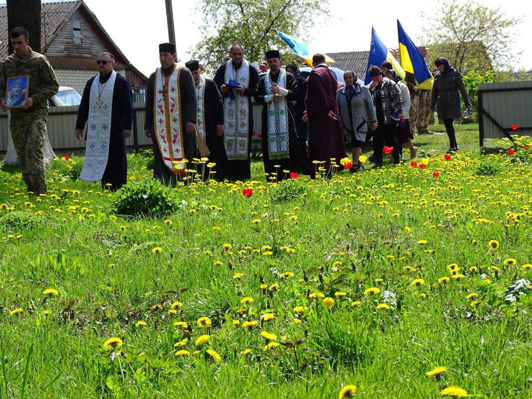 Останню дорогу встелили тюльпанами та бузком: на Волині попрощалися із 39-річним Героєм Андрієм Сливкою