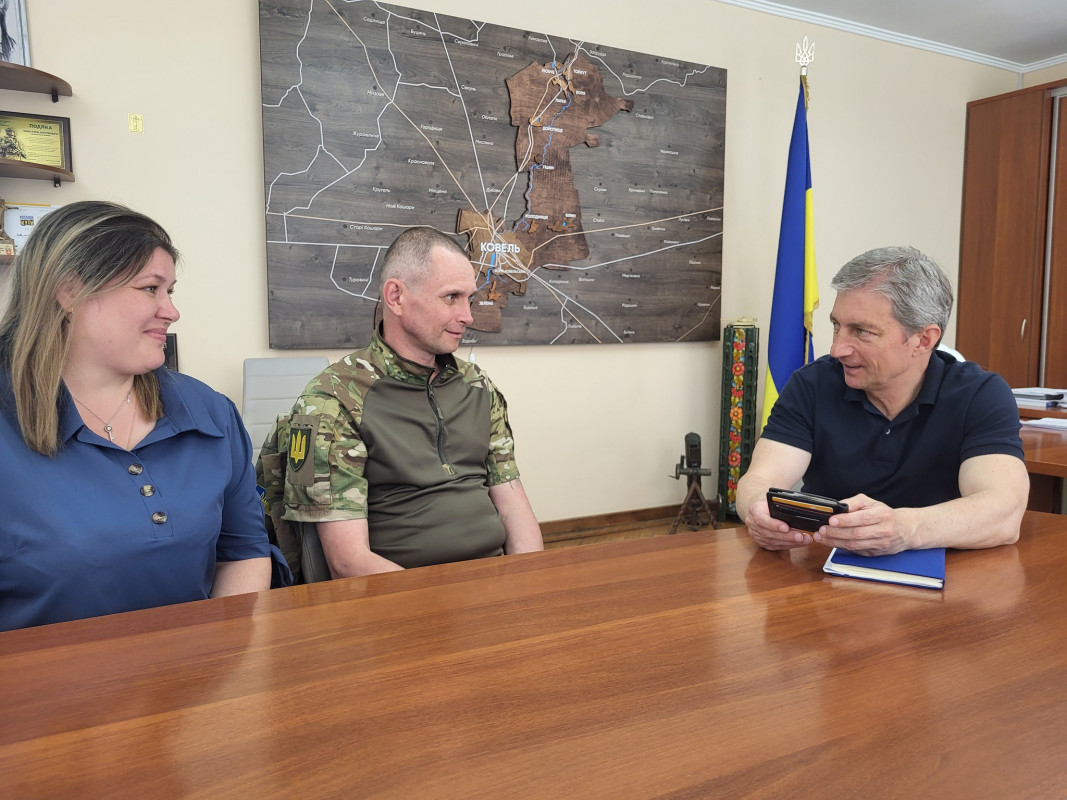 Поступово впізнає себе в дзеркалі: захисник з Волині повернувся додому після понад 30 місяців полону