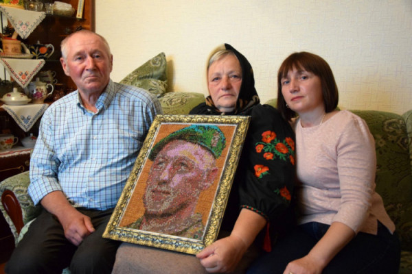 Побратими подарували батькам загиблого волинянина портрет сина-героя із сірників